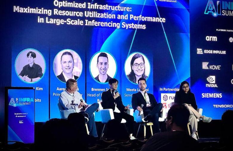 김형준 스퀴즈비츠 대표이사가 작년 9월 미국 캘리포니아주 산타클라라 컨벤션센터에서 열린 ‘AI 인프라 서밋 2025’에서 대형 추론 모델의 성능 최적화 세션에 패널로 참석해 의견을  내고 있다. 스퀴즈비츠 제공