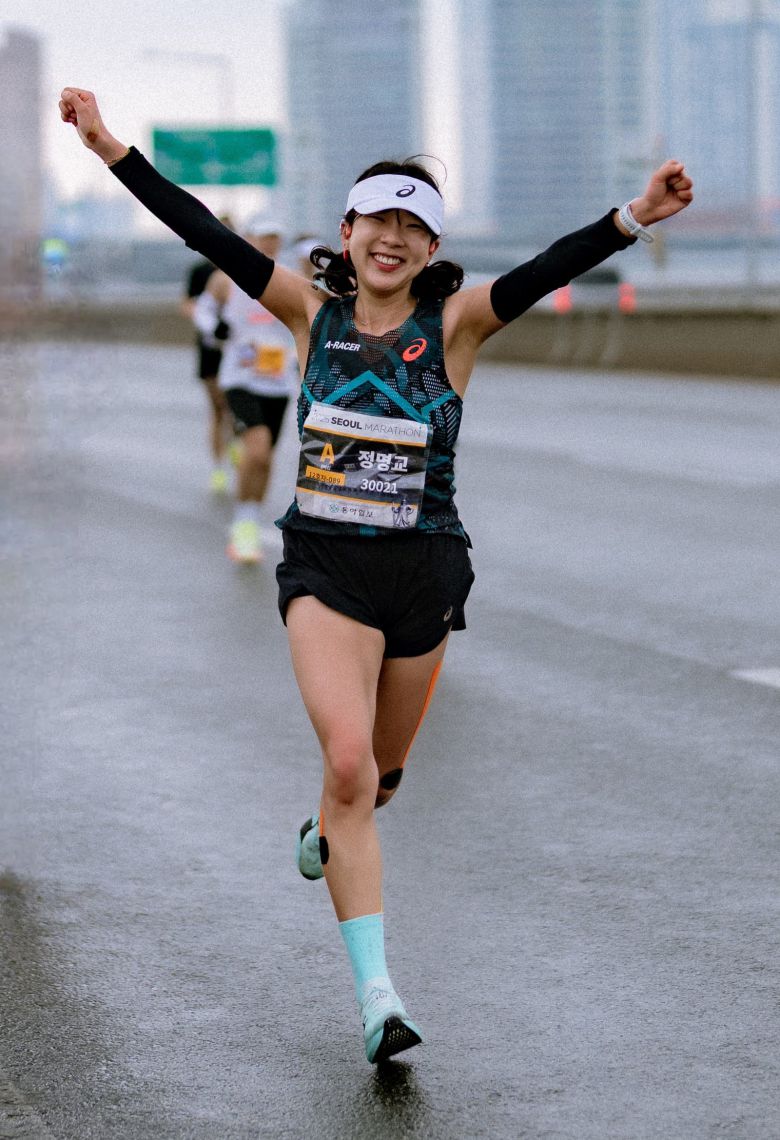 정명교 교사가 지난해 3월 열린 2025 서울마라톤 겸 제95회 동아마라톤에서 양팔을 번쩍 들어 올리고 질주하고 있다. 정명교 교사 제공.
