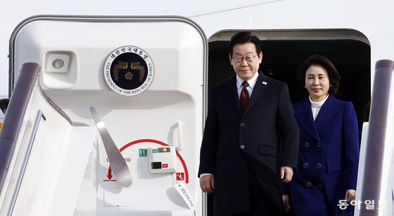 3박 4일간 중국을 국빈 방문하는 이재명 대통령과 김혜경 여사가 4일 오후 중국 베이징 서우드공항에 도착하고 있다.  베이징=송은석 기자 silverstone@donga.com