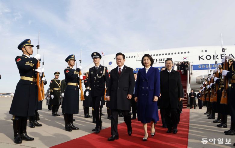 3박 4일간 중국을 국빈 방문하는 이재명 대통령과 김혜경 여사가 4일 오후 중국 베이징 서우드공항에 도착하고 있다.  베이징=송은석 기자 silverstone@donga.com