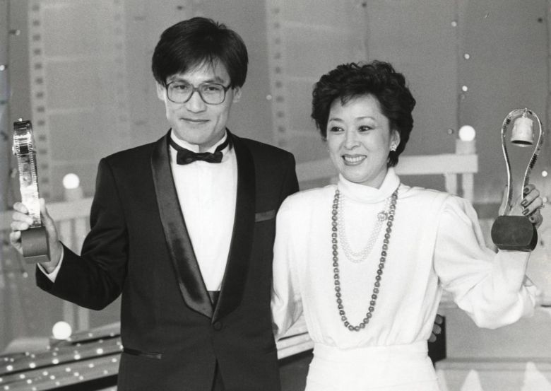 제24회 대종상영화제에서 남녀 주연상을 수상한 안성기(왼쪽)와 김지미.