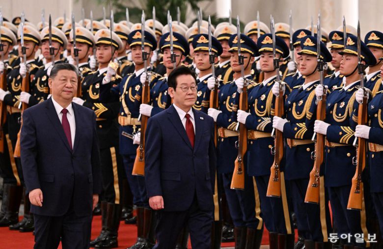 이재명 대통령과 시진핑 중국 국가주석이 5일 오후 베이징 인민대회당 북대청에서 열린 공식환영식에서 의장대 사열을 하고 있다.  베이징=송은석 기자 silverstone@donga.com