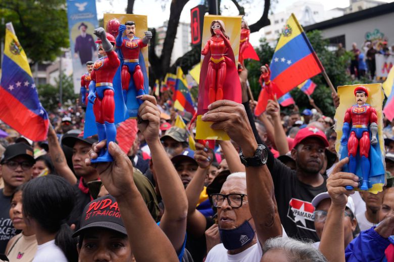 4일 베네수엘라 수도 카라카스에서 하루 전 미군에 축출된 니콜라스 마두로 대통령의 지지자들이 마두로 대통령과 부인 실리아 여사를 형상화한 인형을 들고 그의 복귀를 촉구하는 시위를 벌였다. 카라카스·카티아라마르=AP 뉴시스
