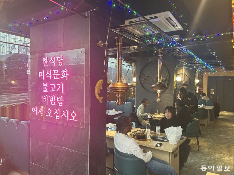 2일(현지 시간) 프랑스 파리 13구의 한 한식당. 서울의 식당이 연상될 정도로 한국식 인테리어를 하고 있지만 정작 운영은 중국인이 하고 있다. 맛과 품질은 한식이라고 부르기 어려운 수준이다. 파리=유근형 특파원 noel@donga.com