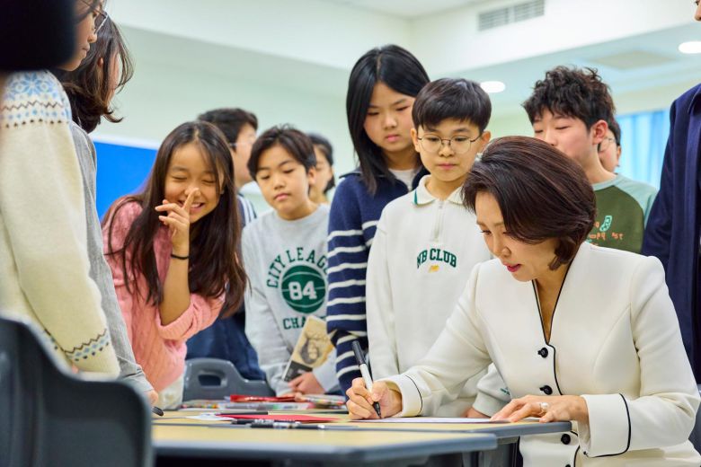 김혜경 여사가 6일 중국 베이징 한국국제학교를 찾아 연하장 만들기 수업을 참관하고 있다. 2026.1.6/뉴스1