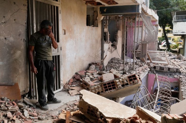 카라카스 인근 도시 카티아라마르의 건물이 미군 공습으로 처참히 파손됐다. 한 주민이 잔해 앞에서 괴로워하고 있다. 카라카스·카티아라마르=AP 뉴시스
