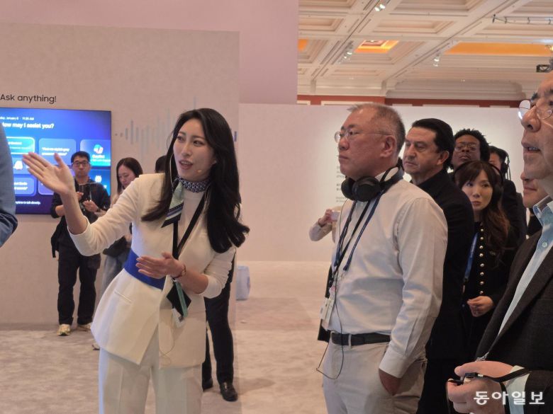 정의선 현대자동차그룹 회장(오른쪽)이 6일(현지시간) 미국 라스베이거스 윈 호텔에 있는 삼성전자 단독 행사장 ‘더 퍼스트룩’에서 설명을 듣고 있다. 라스베이거스=이민아 기자 omg@donga.com