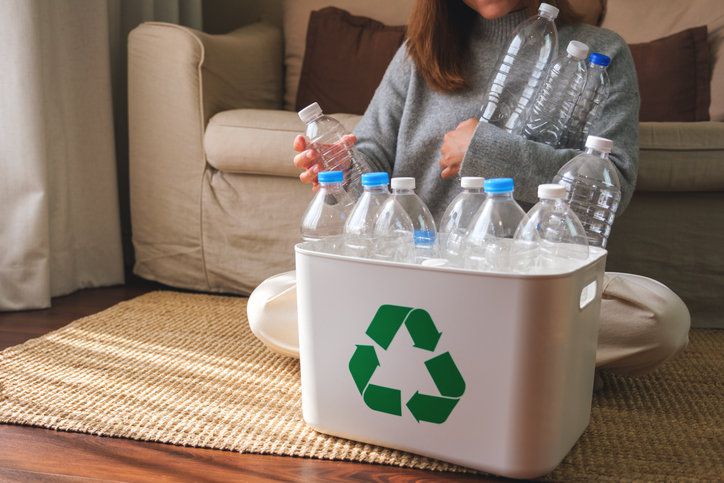 다 쓴 페트병을 활용하면 파스타 면이나 잡곡의 신선도를 유지하고 투명하게 잔량을 확인할 수 있어 식재료 관리가 용이해진다. 특히 페트병 입구를 활용한 봉지 밀폐 캡과 옆면을 절개한 달걀 보관함은 주방 공간 활용과 위생 측면에서 뛰어난 효율을 자랑한다. 사진=게티이미지뱅크.