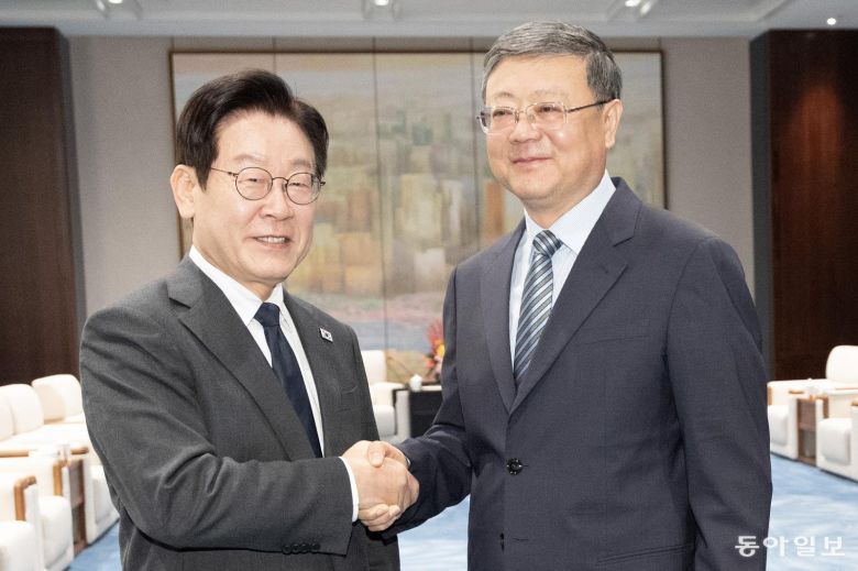 중국을 국빈방문 중인 이재명 대통령이 6일 상하이 세계회객청에서 열린 천지닝 상하이시 당 서기 주최 만찬에 참석하며 천지닝 당 서기와 인사하고 있다. 2026.1.6 송은석 기자 silverstone@donga.com