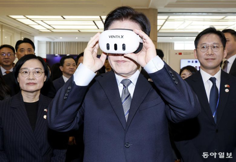이재명 대통령이 7일 중국 상하이 국제회의중심에서 열린 한중 벤처 스타트업 서밋에서 VR ‘벤타X’를 체험하고 있다. 상하이=송은석 기자 silverstone@donga.com
