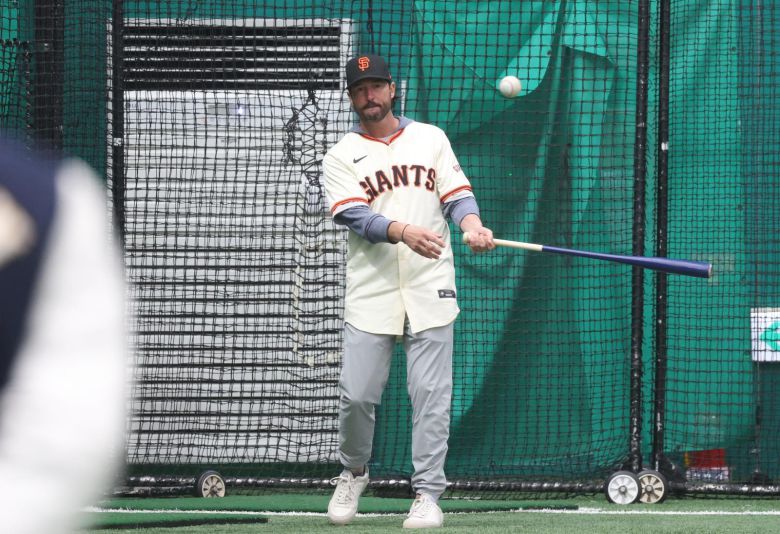 토니 비텔로 샌프란시스코 신임 감독이 7일 경기 이천LG챔피언스파크에서 열린 야구 크리닉에서 직접 펑고를 하면서 선수들을 코칭하고 있다. 이천=뉴스1