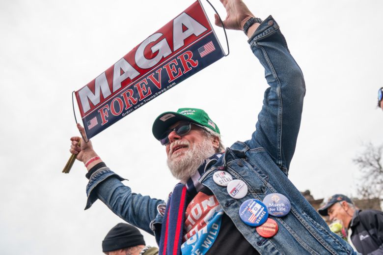 6일(현지 시간) 미국 워싱턴 엘립스 공원에서 ‘MAGA’ 깃발을 든 남성이 의사당 습격 5주년 기념 집회에 참석하고 있다. 2021년 1월 6일, 당시 재선에 실패한 도널드 트럼프 후보가 대선 결과에 불복해 선거가 조작됐다고 주장하며 연방 의회 의사당 근처에서 집회를 열고 청중을 선동했다. 이에 흥분한 그의 지지자들이 의사당 건물을 파괴하고 약탈하는 등 폭력 사태가 벌어져 5명이 숨지고 다수의 부상자가 발생했다. 2026.01.07. [워싱턴=AP/뉴시스]