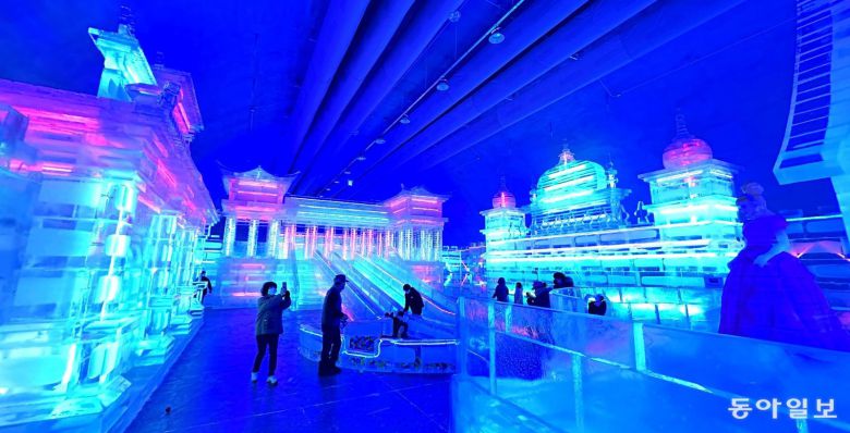 산천어축제에 앞서 지난달 20일 개장한 화천군 화천읍의 세계 최대 실내 얼음조각광장. 세계 유명 건축물 모양의 얼음 조각 작품 수십 점이 전시되고 있다. 화천군 제공