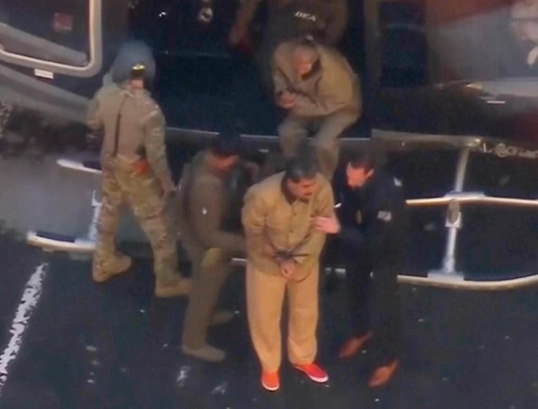 5일(현지 시간) 니콜라스 마두로 베네수엘라 대통령(오른쪽에서 두 번째)과 부인 실리아 플로레스(마두로 뒤)가 미국 뉴욕 맨해튼 남부연방법원에 출석하기 위해 헬기에서 내리고 있다. 뉴욕=AP 뉴시스