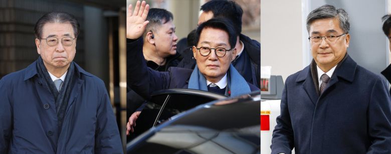 ‘서해 공무원 피격 사건’ 은폐 시도 및 ‘월북 몰이’ 혐의로 기소된 서훈 전 국가안보실장(왼쪽부터), 박지원 전 국가정보원장, 서욱 전 국방부 장관이 26일 오후 서울 서초구 서울중앙지방법원에서 열린 ‘서해피격 은폐 의혹’ 1심 선고 공판에서 무죄를 선고받은 후 소감을 밝히고 있다. 2025.12.26