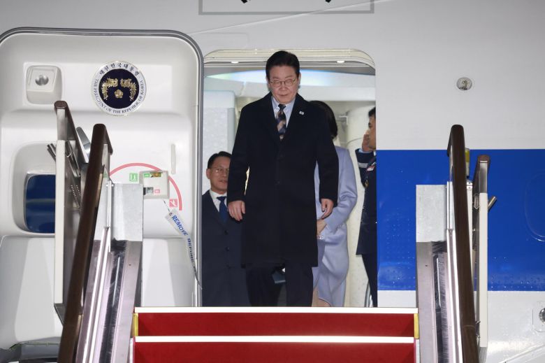 [중국 국빈 방문 일정을 마친 이재명 대통령이 7일 경기 성남 서울공항에 도착해 공군 1호기에서 내리고 있다. 2026.01.07. 뉴시스