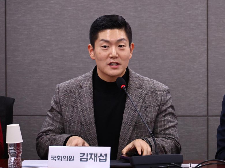 김재섭 국민의힘 서울시당 주거사다리정상화특별위원장이 27일 서울 여의도 국회 의원회관에서 열린 부동산 정책토론회에서 발언하고 있다. 2025.11.27. 뉴시스
