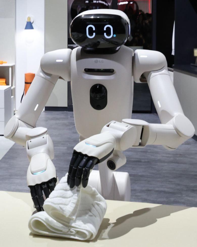 세계 최대 정보기술(IT)·가전 전시회 ‘CES 2026’ 개막을 하루 앞둔 5일(현지 시간) 미국 라스베이거스 컨벤션센터(LVCC) LG전자 부스에서 홈로봇 ‘LG 클로이드’가 세탁이 끝난 수건을 개켜 정리하고 있다. 라스베이거스=뉴스1