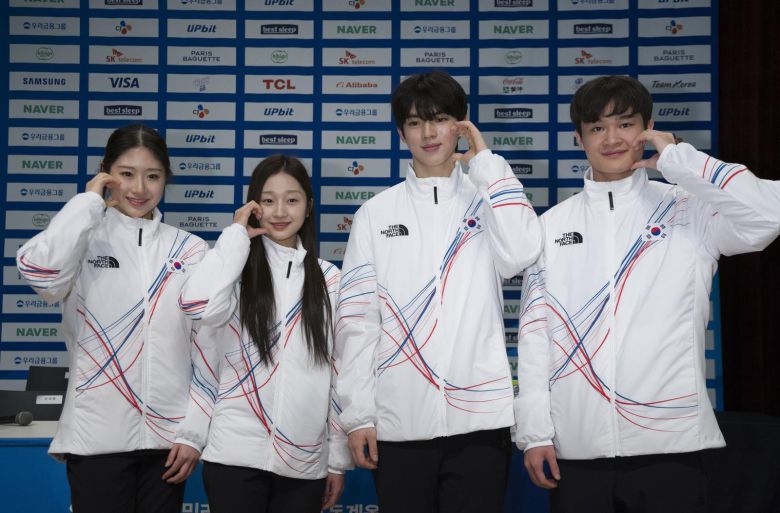 피겨 차준환을 비롯한 피겨 대표팀 선수들이 7일 충북 진천 국가대표선수촌에서 열린 밀라노코르티나 동계올림픽 D-30 미디어데이에서 기념촬영하고 있다. 왼쪽부터 이해인, 신지아, 차준환, 김현겸. 2026.01.07. [진천=뉴시스]