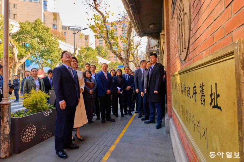 이재명 대통령과 김혜경 여사가 7일 오후 상하이 임시정부청사 기념관을 둘러보고 있다. 상하이=송은석 기자 silverstone@donga.com