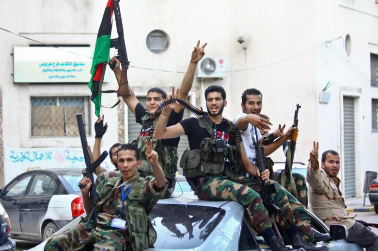 2010년 10월 20일 리비아 과도정부군 병사들이 수도 트리폴리에서 전 독재자 무아마르 카다피의 사망 소식에 자동차 위에 올라 축하하고 있다. 트리폴리=신화 뉴시스