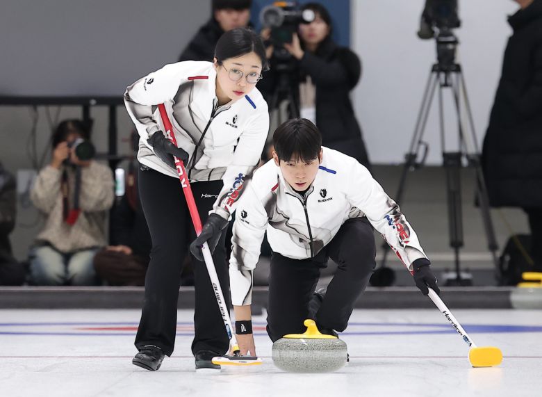 컬링 믹스더블 김선영과 정영석이 7일 충북 진천선수촌 챔피언하우스에서 열린 2026 밀라노코르티나동계올림픽대회 D-30 미디어데이 및 훈련 공개에서 훈련을 하고 있다. 2026.1.7/뉴스1