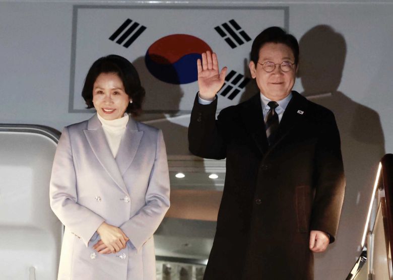 중국 국빈 방문 일정을 마친 이재명 대통령과 김혜경 여사가 7일(현지 시간) 상하이 푸동 국제공항에서 공군 1호기에 올라 인사하고 있다. 2026.01.07. 뉴시스