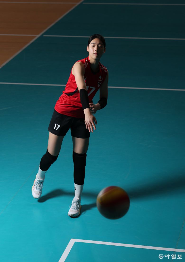 2010년생  배구 유망주 ‘리틀 김연경’ 손서연  선수가가 경남 진주 선명여고 배구장에서 본보와 인터뷰를 하고 있다.  181cm의 장신 아웃사이드 히터로 제2의 김연경으로 불린다. 변영욱 기자 cut@donga.com