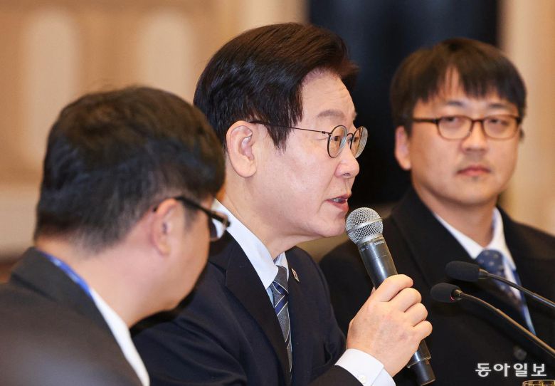 이재명 대통령이 7일 중국 상하이의 호텔에서 열린 청와대출입기자 오찬간담회에 참석해 발언하고 있다. 2026.1.7 송은석 기자 silverstone@donga.com