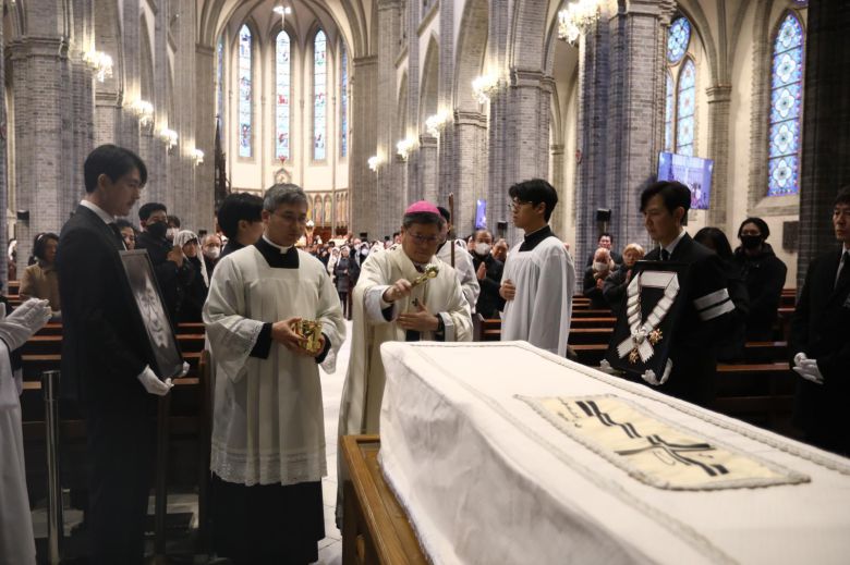 천주교 서울대교구장 정순택 대주교가 9일 서울 중구 명동성당에서 故 안성기(사도 요한) 배우의 장례미사를 집전하고 있다. 천주교 서울대교구 제공