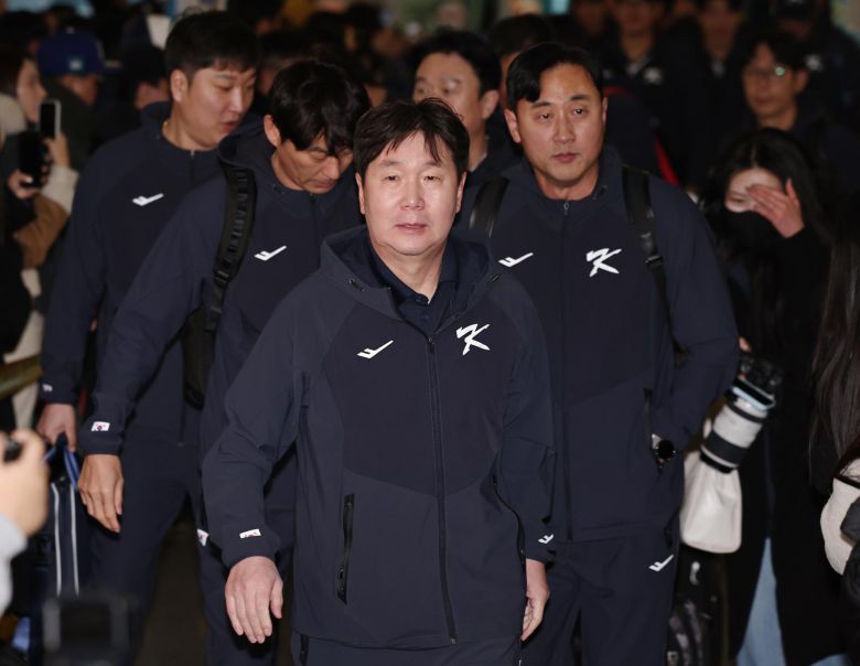 류지현 야구 국가대표팀 감독이 9일 오전 인천국제공항 제1여객터미널에서 월드베이스볼클래식(WBC) 대비 1차 전지훈련을 위해 사이판으로 출국하고 있다. 2026.1.9/뉴스1