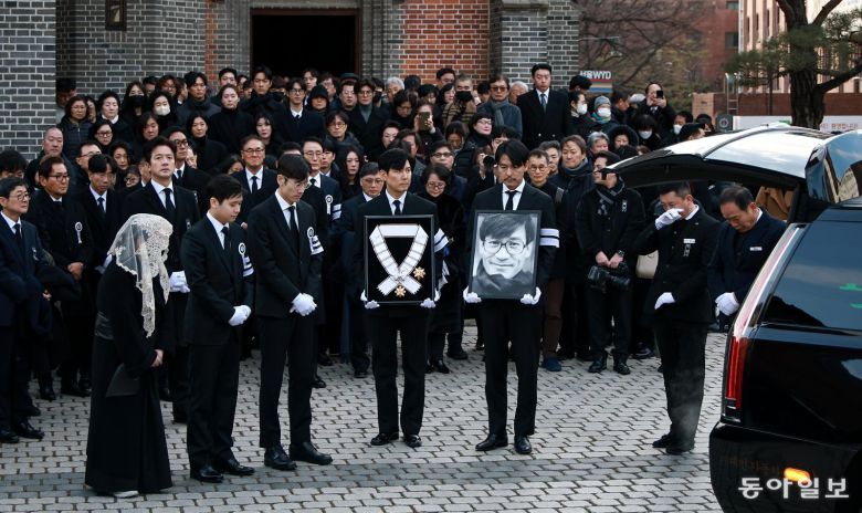 국민배우 안성기의 영결식이 열린 9일 서울 명동성당에서 유족과 동료들이 고인을 배웅하고 있다. 송은석 기자 silverstone@donga.com