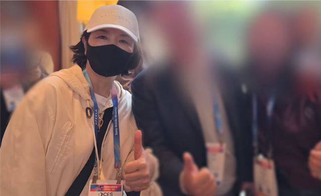 ‘1억 공천 뇌물’ 의혹으로 수사를 앞둔 김경 서울시의원이 미국 라스베이거스에서 열린 CES(소비자 가전 전시회) 2026 현장에서 포착돼 논란이 일고 있다. MBC 뉴스 캡처