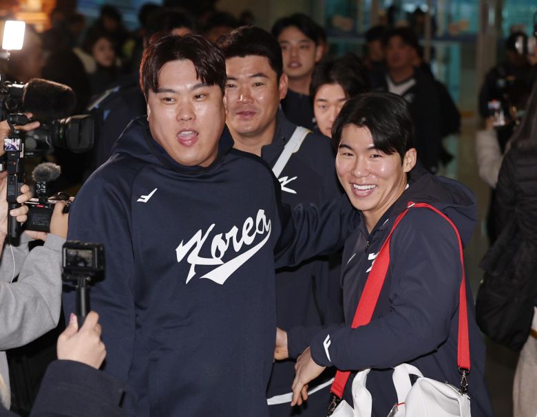 야구 국가대표팀 류현진, 김혜성이 9일 오전 인천국제공항 제1여객터미널에서 월드베이스볼클래식(WBC) 대비 1차 전지훈련을 위해 사이판으로 출국하고 있다. 2026.1.9/뉴스1