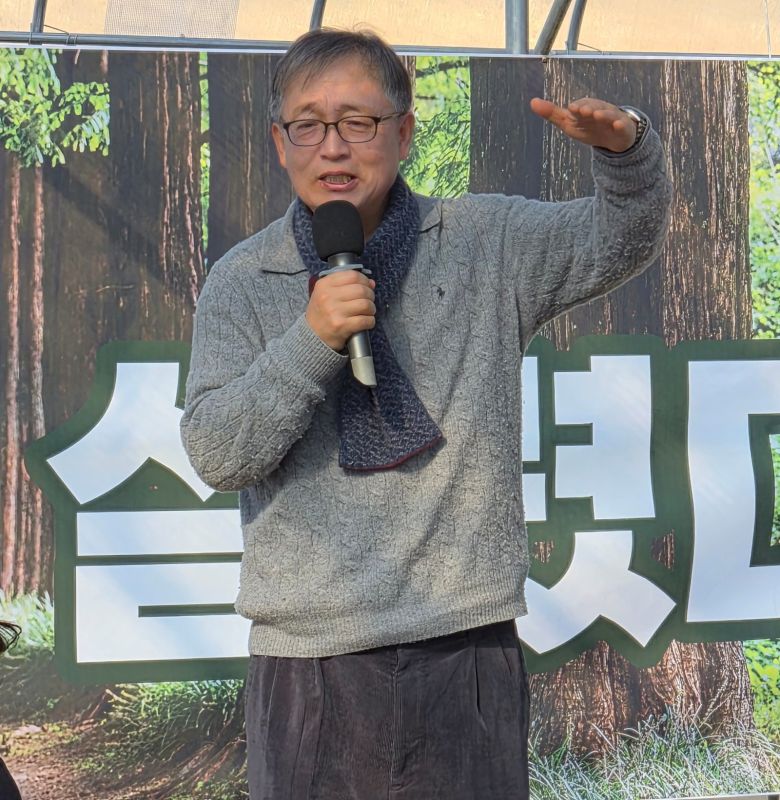 고장면 대전 국립한밭대 교수가 1월 7일 경기도 남양주시 퇴계원로175번길, 헤브론교회 앞 ‘맨발 걷기 아미사 힐링하우스’에서 맨발 걷기 효과에 대해 설명하고 있다. 맨발걷기국민운동본부 제공