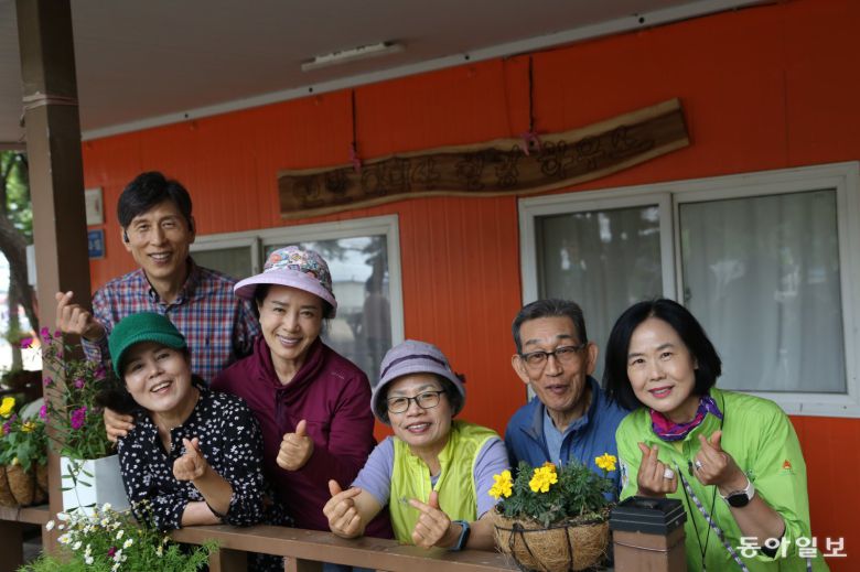 인천 중구 무의도 하나개해수욕장에서 ‘맨발 걷기 아미사 힐링하우스’ 를 운영하고 도와주는 사람들. 왼쪽에서 세 번째가 문정희 삐땅기의원성형외과 대표다. 동아일보 DB