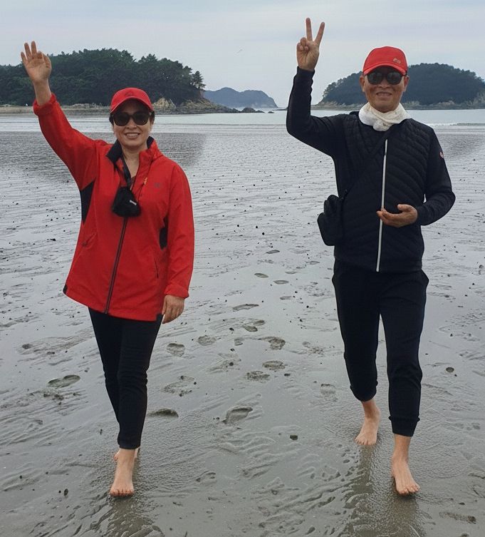 유제성 원장(오른쪽)과 문정희 대표가 인천 중구 무의도 하나개해수욕장에서 맨발 걷기를 하고 있다. 유제성 원장 제공.