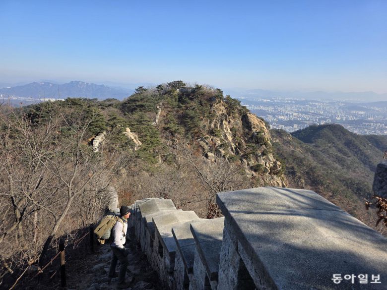 보국문 가는 성벽 앞 미국인 카를로스 씨