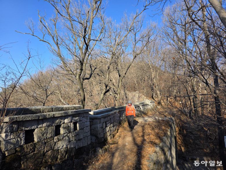 부왕동암문 위 성벽