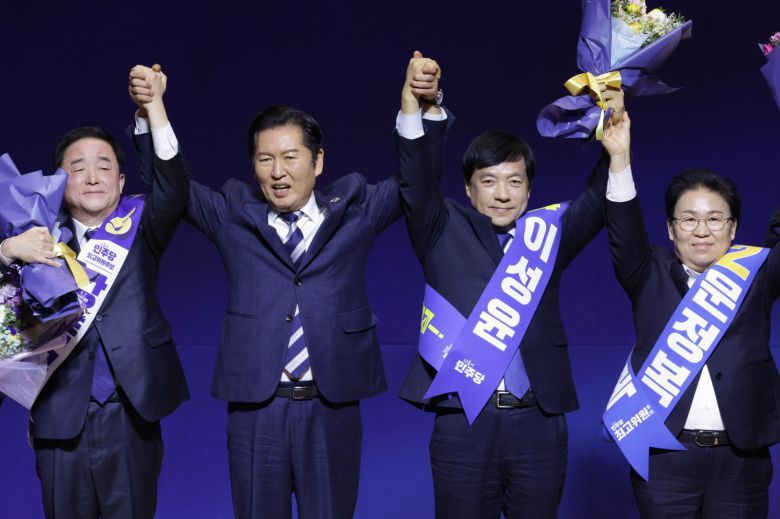 정청래 더불어민주당 대표가 11일 서울 여의도 국회 의원회관에서 열린 최고위원 보궐선거 후보자 합동연설회에서 강득구, 이성윤, 문정복 신임 최고위원과 기념 촬영을 하고 있다. 2026.1.11 뉴스1