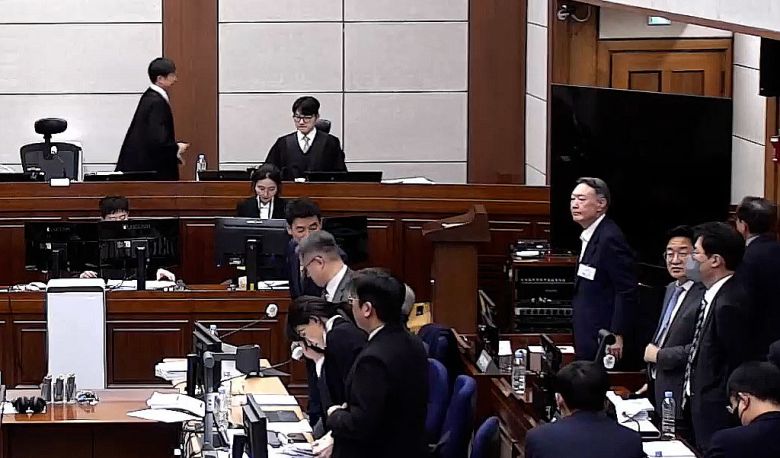 윤석열 전 대통령이 9일 오후 서울 서초구 서울중앙지방법원에서 열린 내란 우두머리 혐의 1심 결심 공판이 휴정되자 자리에서 일어서고 있다. 2026.1.9 서울중앙지방법원 제공 영상 캡쳐