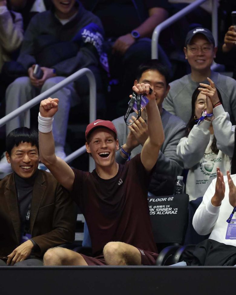 꼬마 팬이 알카라스를 상대로 득점에 성공하자 두 주먹을 높이 들고 환호하는 신네르. 얀니크 신네르 인스타그램