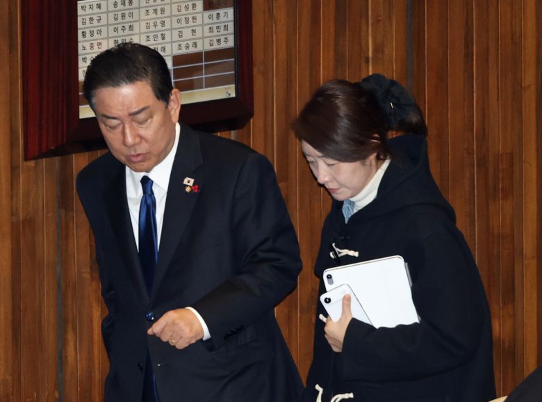 지난 24일 서울 여의도 국회에서 열린 제430회국회(임시회) 제2차 본회의에서 김병기 더불어민주당 원내대표와 강선우 의원이 대화를 나누며 발걸음을 옮기고 있다. 25.12.31.뉴스1