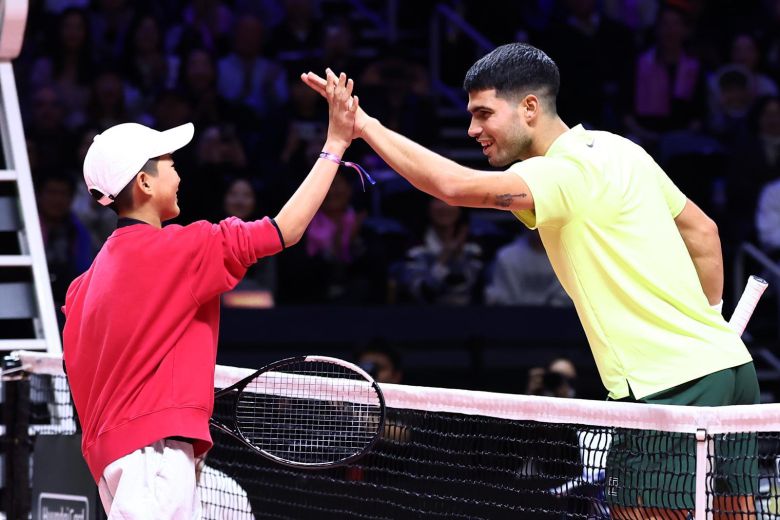 신네르가 즉석에서 코트로 초대한 꼬마팬이 알카라스를 상대로 득점에 성공한 뒤 네트에서 알카라스와 하이파이브를 하고 있다. 인천=뉴스1