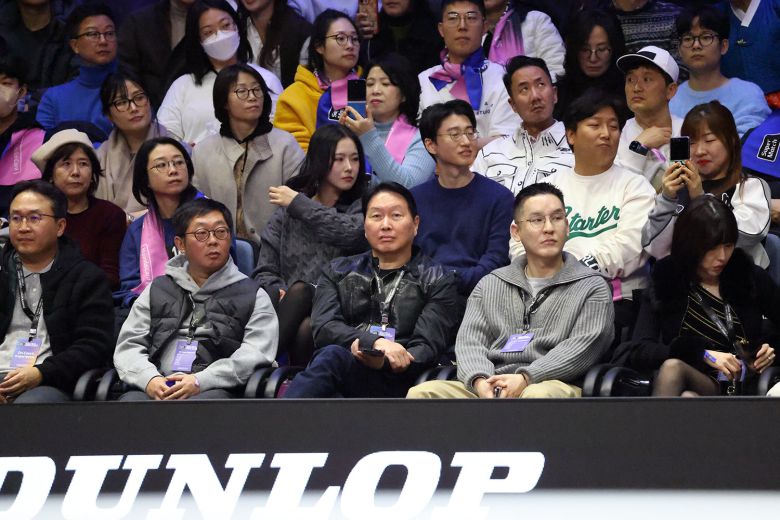 소문난 테니스광인 최태원 SK 회장도 이날 관중석 맨 앞줄에서 경기를 지켜봤다. 세마스포츠마케팅 제고