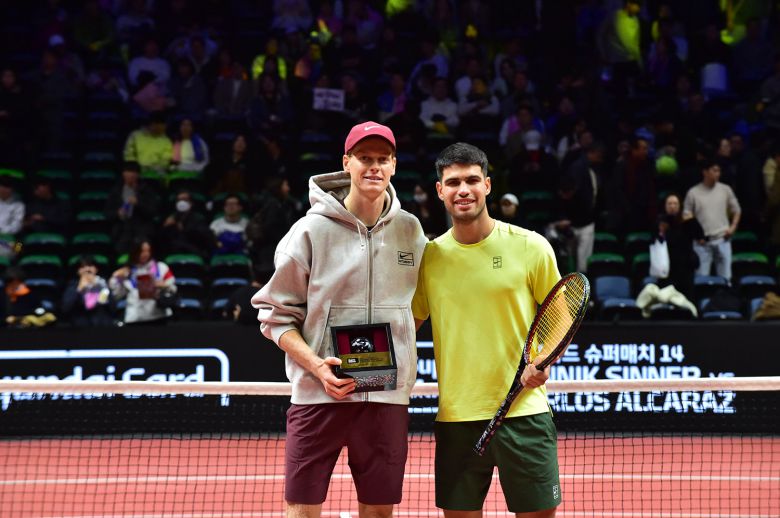 알카라스와 신네르는 경기 후 나전공예로 만든 라켓과 공을 기념 부상으로 받았다. 세마스포츠마케팅 제공