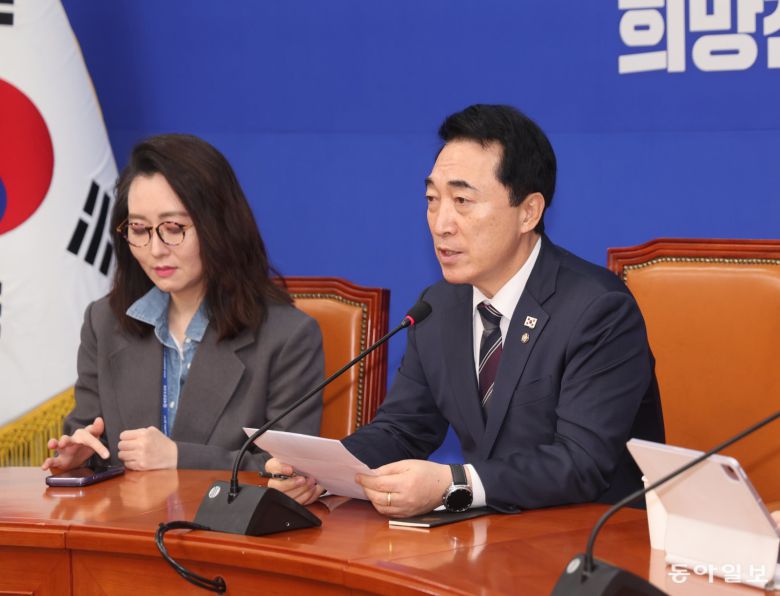 박수현 더불어민주당 수석대변인이 11일 오전 서울 여의도 국회에서 기자간담회를 열고 답변하고 있다. 장승윤 기자 tomato99@donga.com