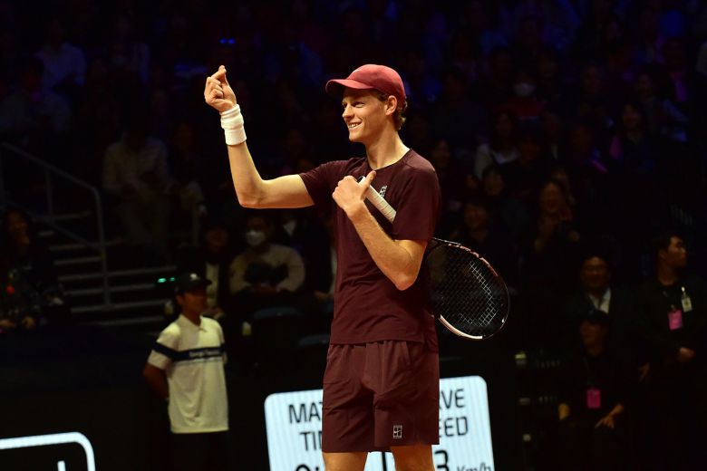 서브를 준비하던 도중 관중석에서 “신네르, 아이 러브 유(I love you)”라는 외침이 들리자 팬을 향해 웃으며 ‘손하트’를 날린 신네르. 세마스포츠마케팅 제공