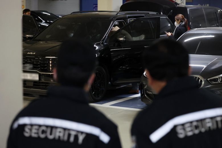 경찰이 11일 오후 서울 강서구 강선우 무소속 의원 자택 주차장에서 강 의원실 차량을 압수수색하고 있다. 2026.01.11. 서울=뉴시스