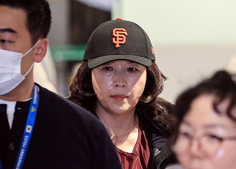 김경 서울시의원이 11일 인천국제공항 제1여객터미널을 통해 귀국하고 있다. 2026.1.11 뉴스1